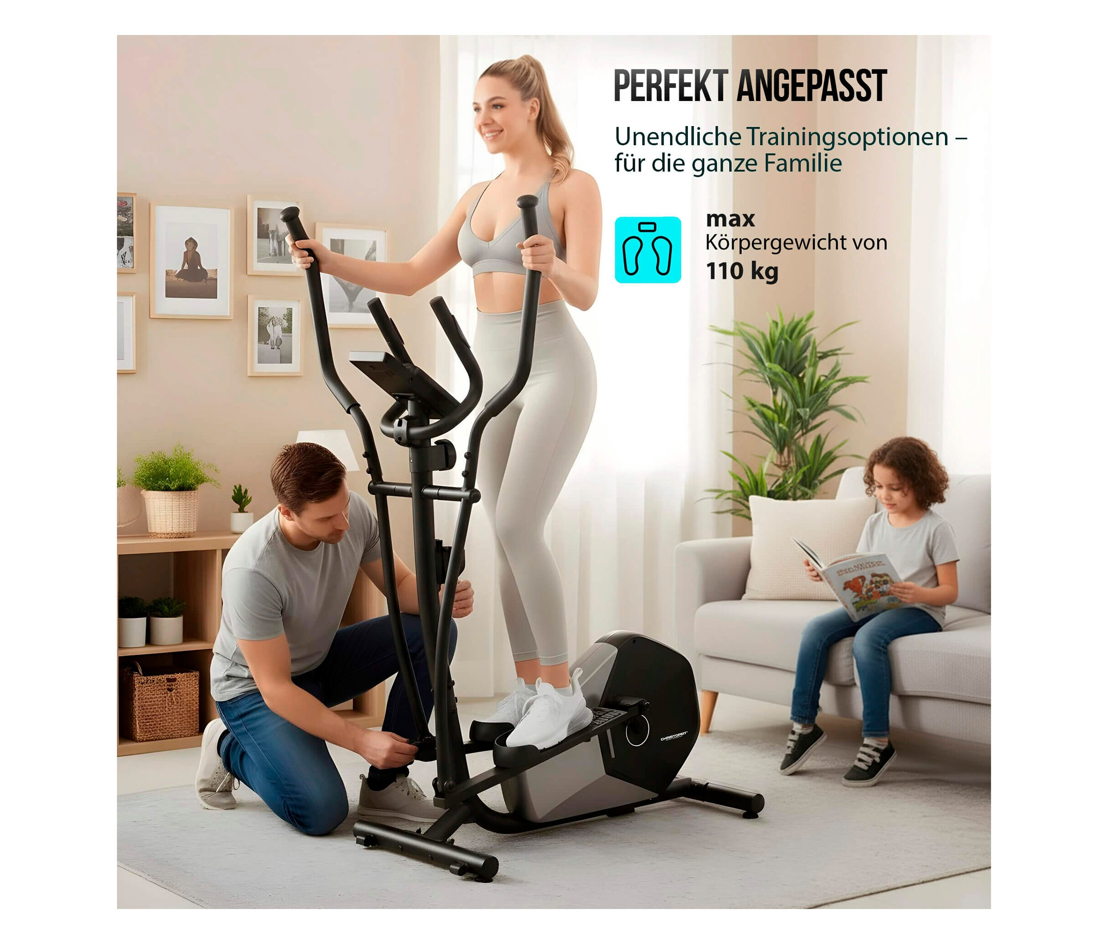 Frau trainiert auf Christopeit Crosstrainer »CT 5«, Mann justiert Gerät, Kind liest Buch auf Sofa.