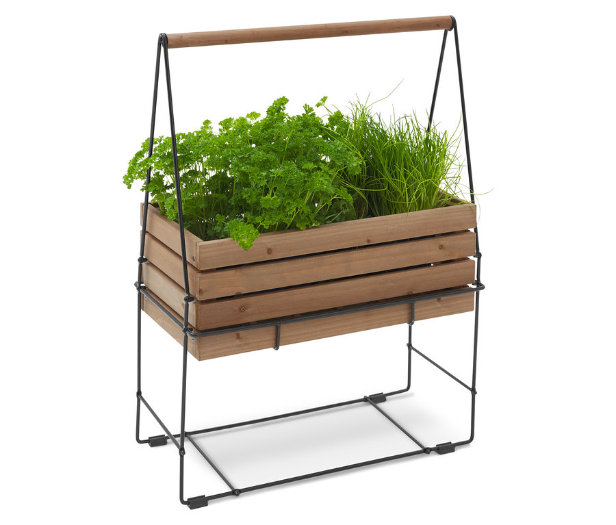 Kräuterkasten aus Holz mit Petersilie und Schnittlauch, auf einem schwarzen Metallgestell mit Holzgriff.