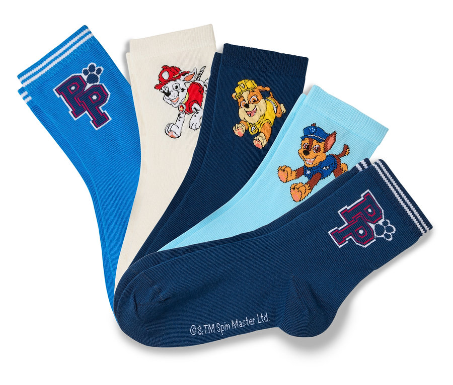 Fünf Socken liegen übereinander, jede mit einem anderen Paw Patrol-Charakter oder Logo.