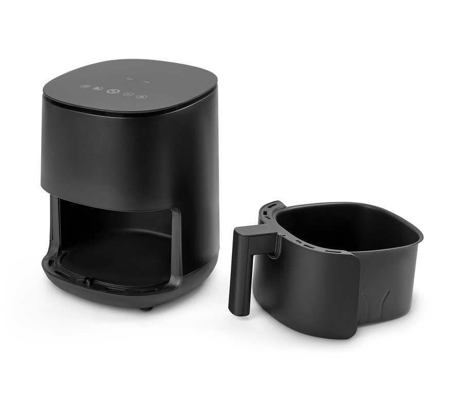 Eine schwarze, digitale Trebs Heißluft-Fritteuse, deren Korb abgenommen wurde, steht vor einem weißen Hintergrund.