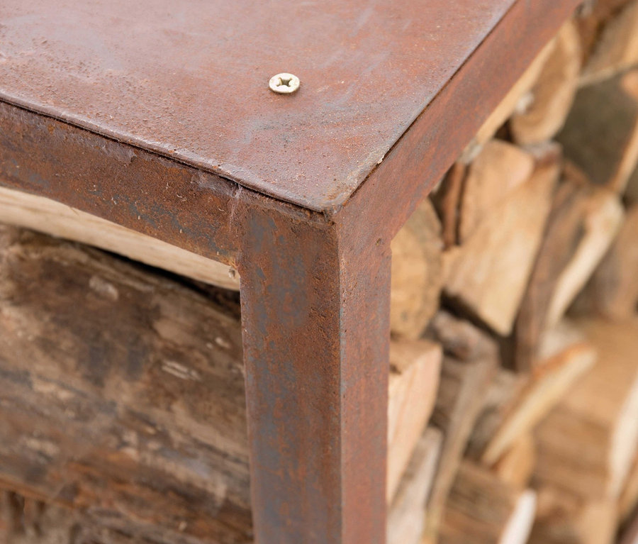 Detailaufnahme eines modularen Brennholzregals gefüllt mit Brennholz.