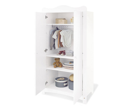 Geöffneter, weißer Kleiderschrank mit drei Regalen und einer Kleiderstange mit Babykleidung, Schuhen und Spielsachen. Im Schrank befindet sich ein 3-teiliges Pinolino Set »Florentina« extrabreit.