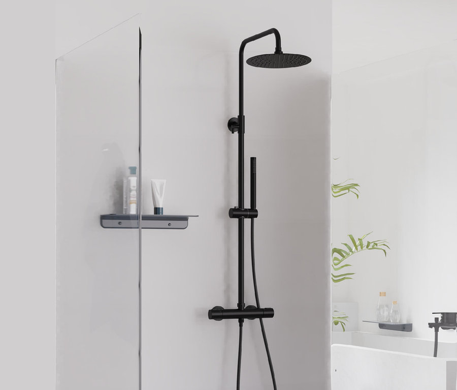 Schwarzes Duschsystem »AQUADUCT« an einer weißen Wand im Badezimmer.