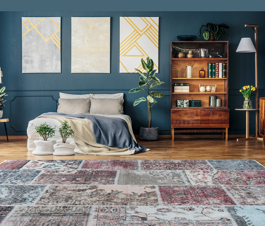 Schlafzimmer mit Patchwork-Teppich, Bett und Holzmöbeln. Kayoom Flachflorteppich »Toska 225« liegt im Raum.