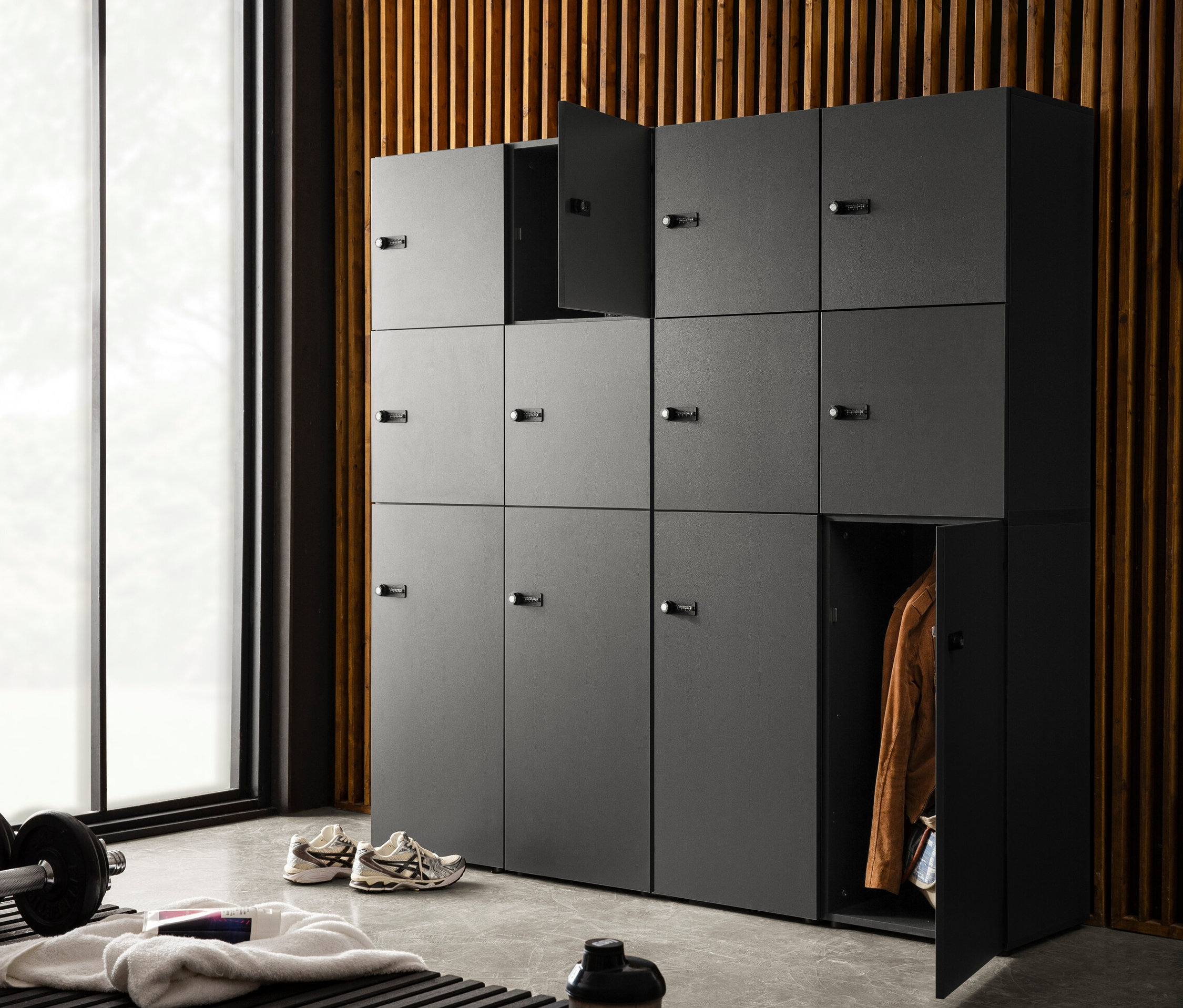 Anthrazitfarbenes Spind-Set »Locked« mit Zahlenschloss, wobei einige Türen geöffnet sind.