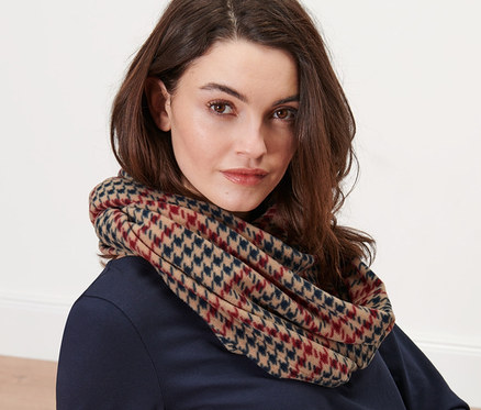 Frau trägt einen karierten Fleece-Loop.