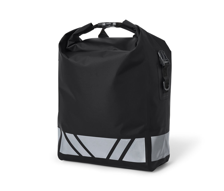 Eine schwarze, wasserfeste Rad- und Umhängetasche mit silbernen Reflektoren.