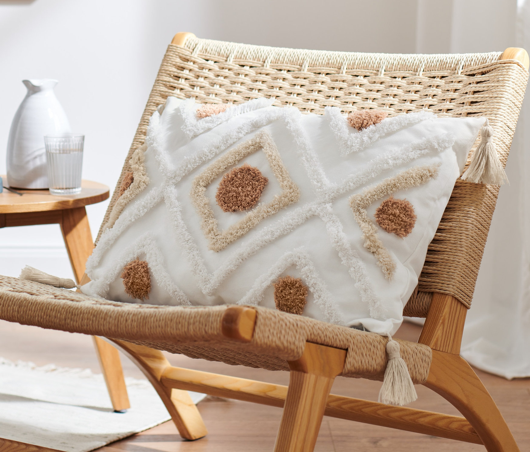 Ein Dekokissen, ca. 40 x 60 cm, liegt auf einem Sessel.