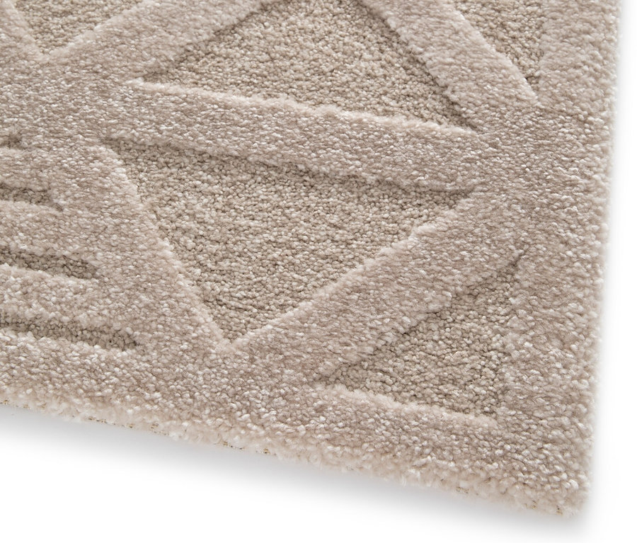 Detailaufnahme eines beigen Teppichs »Cosmo« Geo mit geometrischem Muster.