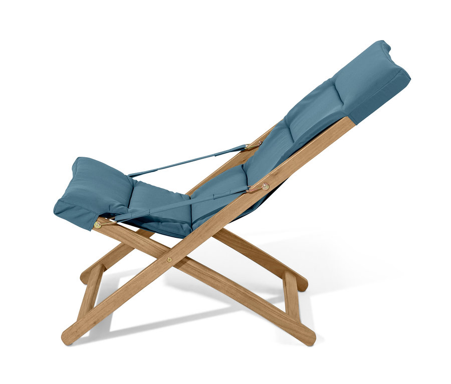 Blaugrauer faltbarer Relax-Sessel auf weißem Hintergrund.