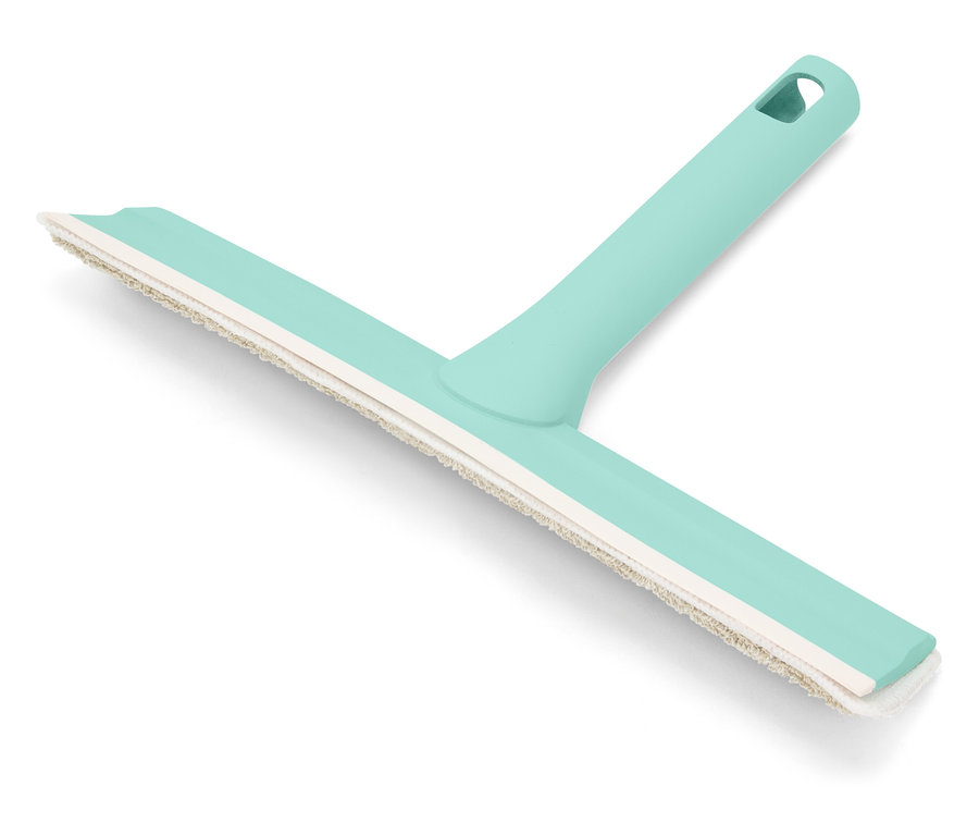 Ein türkisfarbener Fensterabzieher mit einer weißen Gummilippe liegt auf einem weißen Hintergrund.