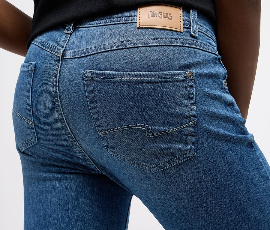 Detail einer Frau, die Angels Jeans »Ornella« Slim Fit 7/8, mid blue trägt.