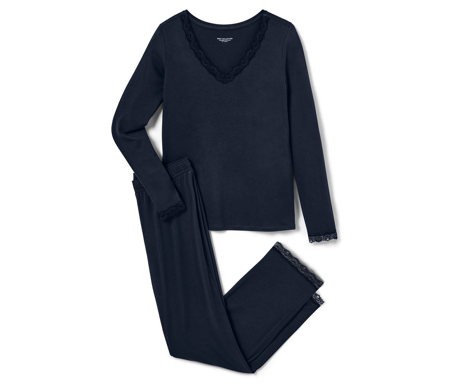 Marineblauer Langarm-Pyjama mit Spitze liegt auf einem weißen Hintergrund.