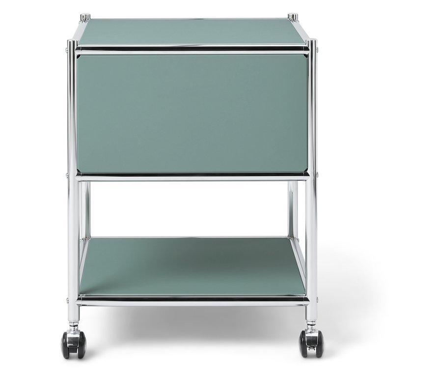 Eine Vorderansicht eines hellgrünen Beistelltisches mit zwei Regalen und einem Chromrahmen auf einem weißen Hintergrund.
