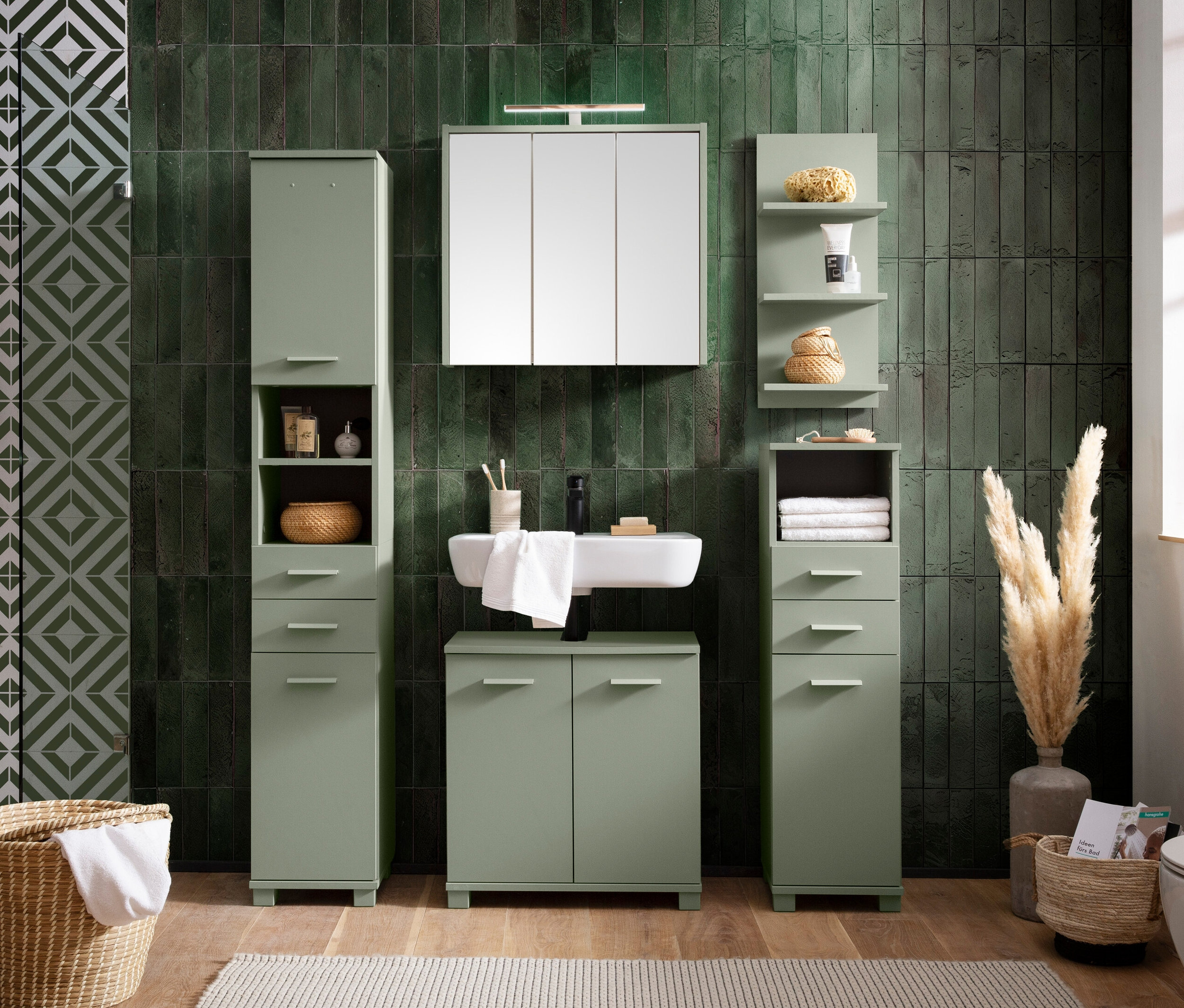 Badezimmer mit pistazienfarbenen Mono-Schränken, Waschbecken und Spiegel.