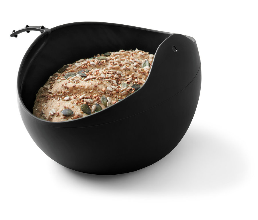 Brot mit Samen in einer schwarzen Schüssel.