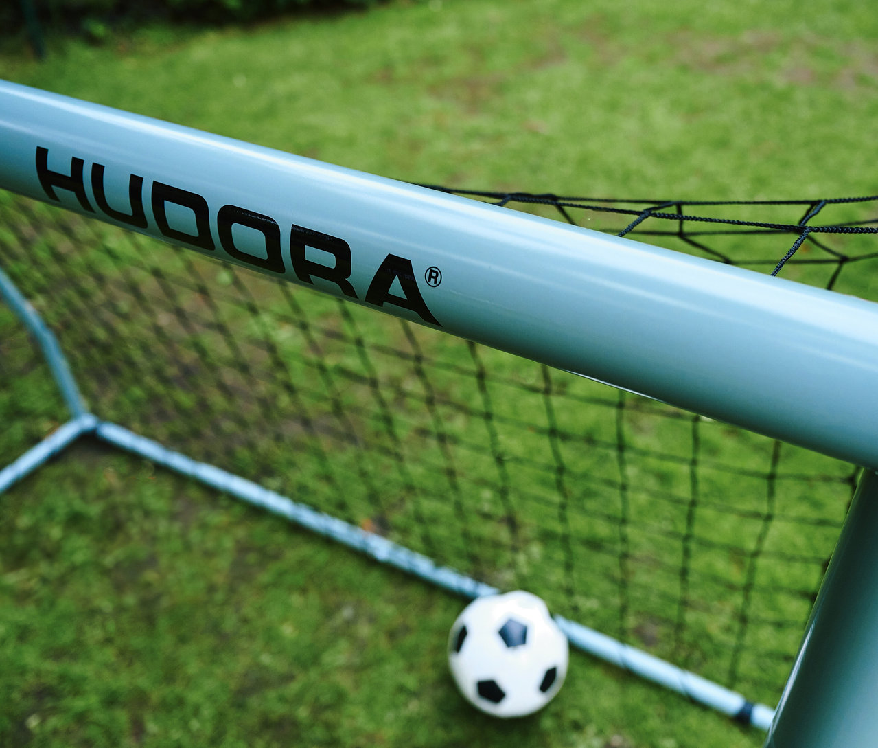 Detailaufnahme von einem grauen Hudora Fußballtor »Expert 240« mit schwarzem Netz und Fußball auf Rasen.