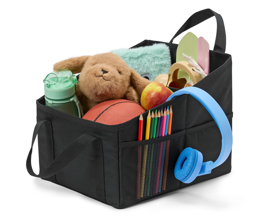 Ein schwarzer Organizer gefüllt mit Spielzeug, Buntstiften, Kopfhörern und einem Apfel.