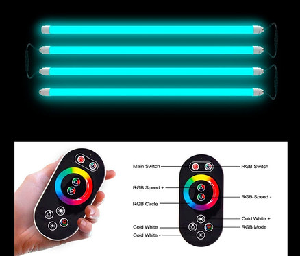 Vier Leuchtstoffröhren leuchten blau. Unten ist eine Hand, die eine Fernbedienung hält.