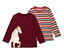 Zwei Kinderlangarmshirts, eines weinrot mit einem weißen Pferd, das andere gestreift.