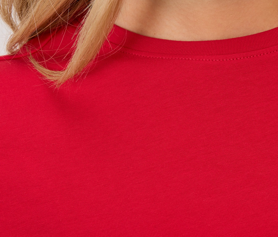 Detailansicht eines roten T-Shirts auf einer Frau.