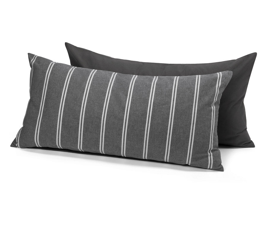Zwei rechteckige Kissen: eines grau mit weißen Streifen und eines dunkelgrau.