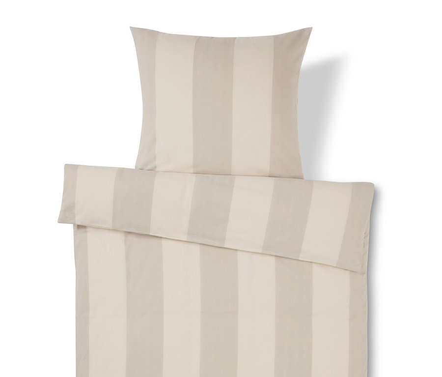 Beige und cremefarbene gestreifte Kissen- und Bettbezüge.