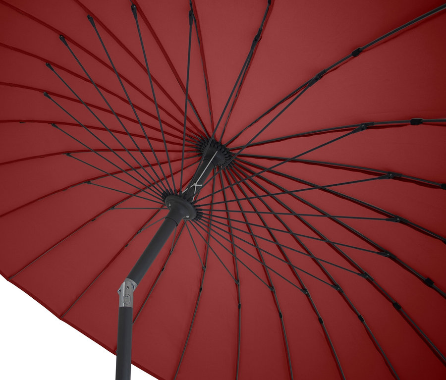 Ansicht von unten auf einen roten Leco Shanghai Sonnenschirm, Ø 270 cm.