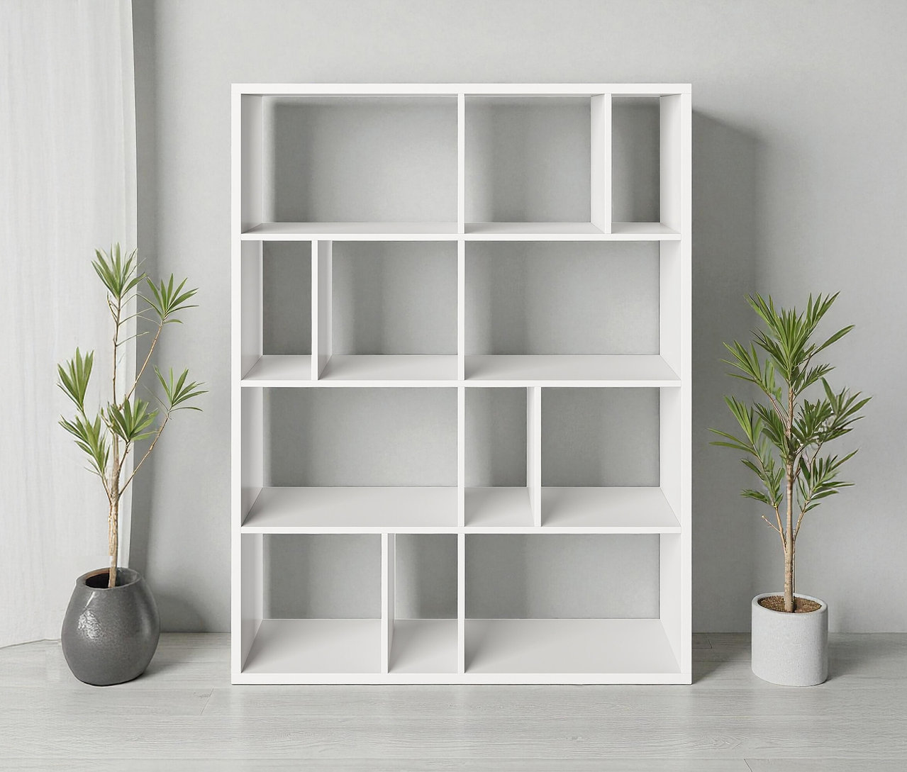 Weißes Roba Raumteiler »Fortuna« mit 12 Fächern steht zwischen zwei Zimmerpflanzen.