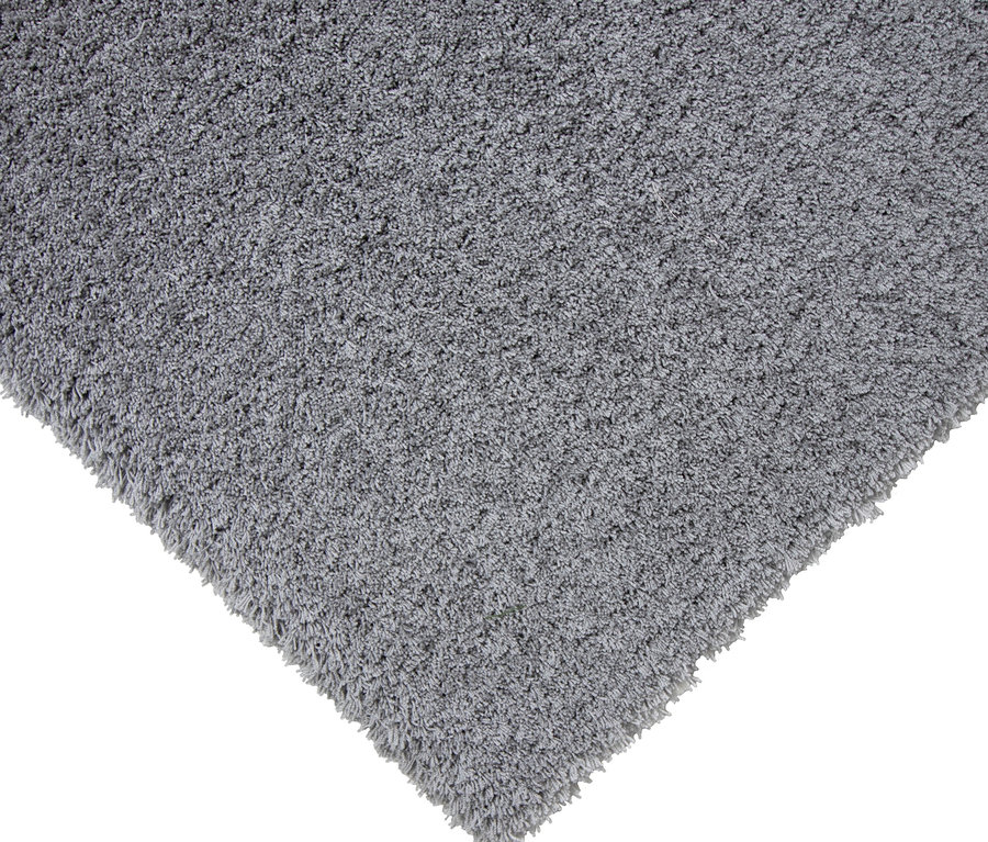 Nahaufnahme einer Ecke des hellgrauen Teppichs »Pleasure«.