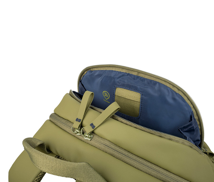 Detailansicht eines geöffneten, olivgrünen Rucksacks mit marineblauem Innenfutter.