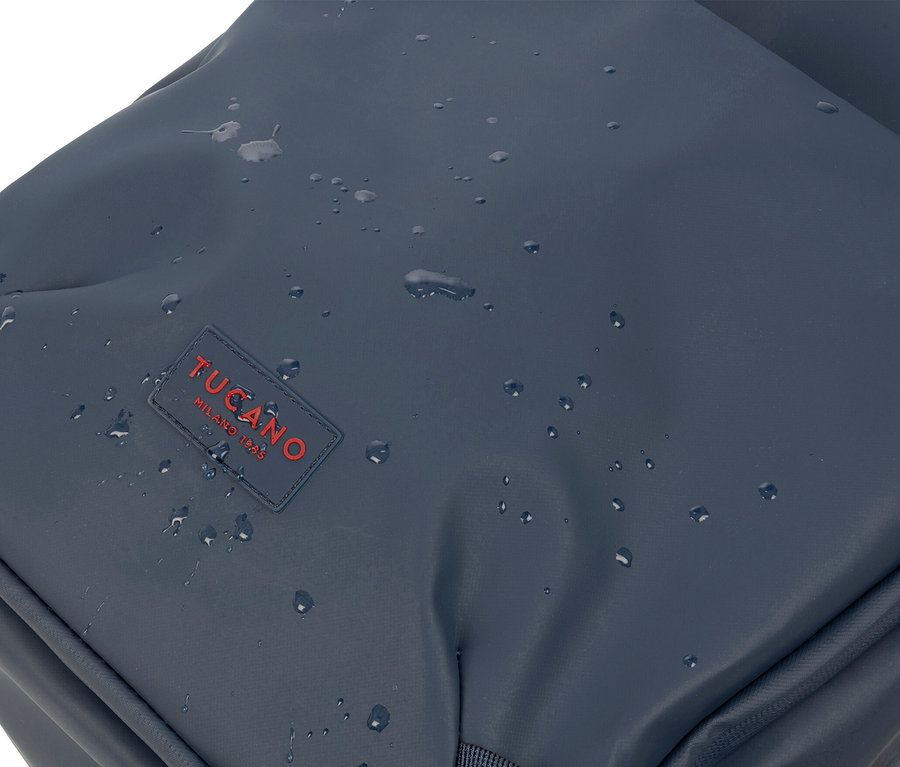 Nahaufnahme des wasserabweisenden Tucano TUGO DRY Kabinenrucksacks mit 15,6-Zoll-Laptopfach mit Wassertropfen.