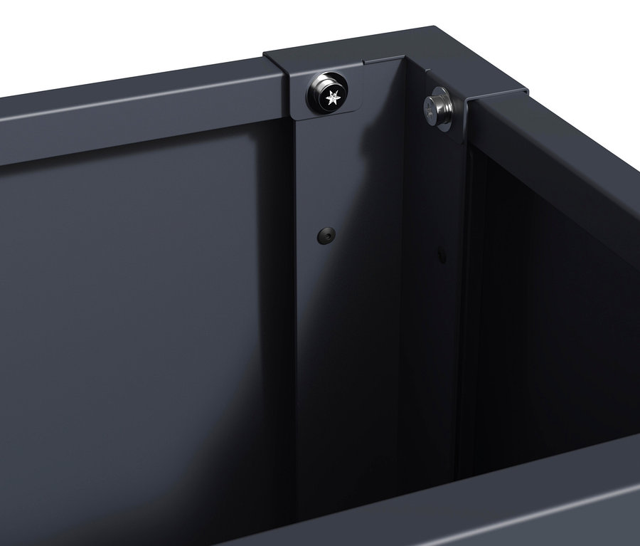 Detailansicht eines anthrazitfarbenen Pflanzkastens mit Einlegeboden, Höhe ca. 52cm.