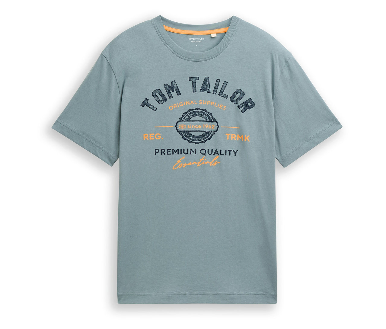 Das Tom Tailor T-Shirt mit Logo in Grey Mint liegt flach und zeigt das Logo mit Schriftzug.