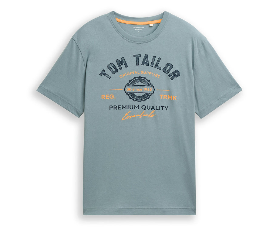 Das Tom Tailor T-Shirt mit Logo in Grey Mint liegt flach und zeigt das Logo mit Schriftzug.