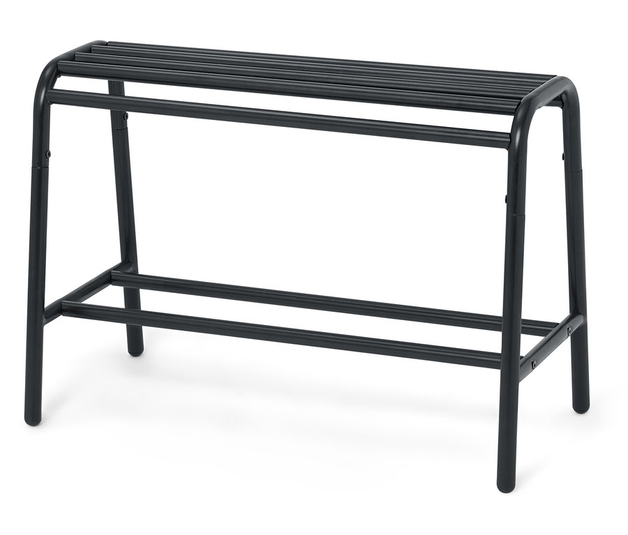 Ein schwarzes Schuhregal aus Metall mit zwei Ebenen steht auf einem weißen Hintergrund.