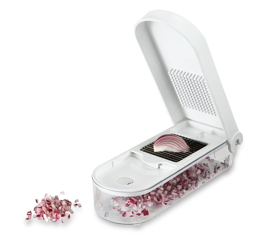 Obst- und Gemüseschneider mit geschnittener roter Zwiebel darin und daneben.