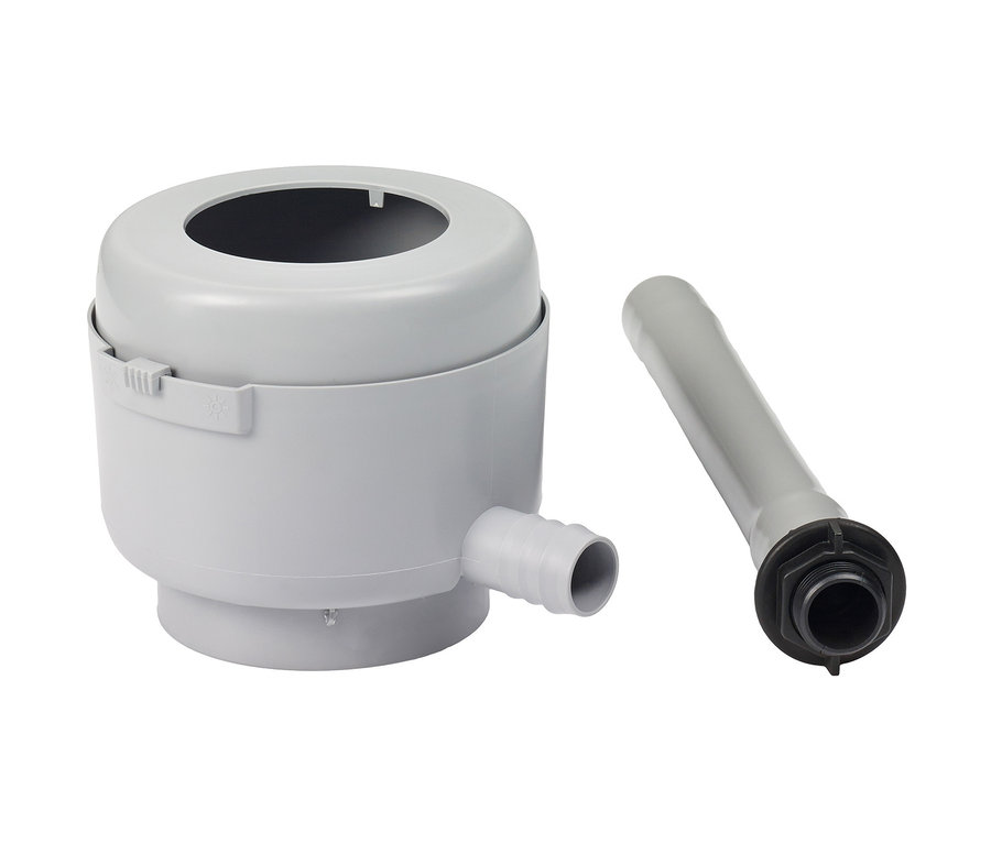 Grauer Fassfilter und graues Rohr vor weißem Hintergrund.