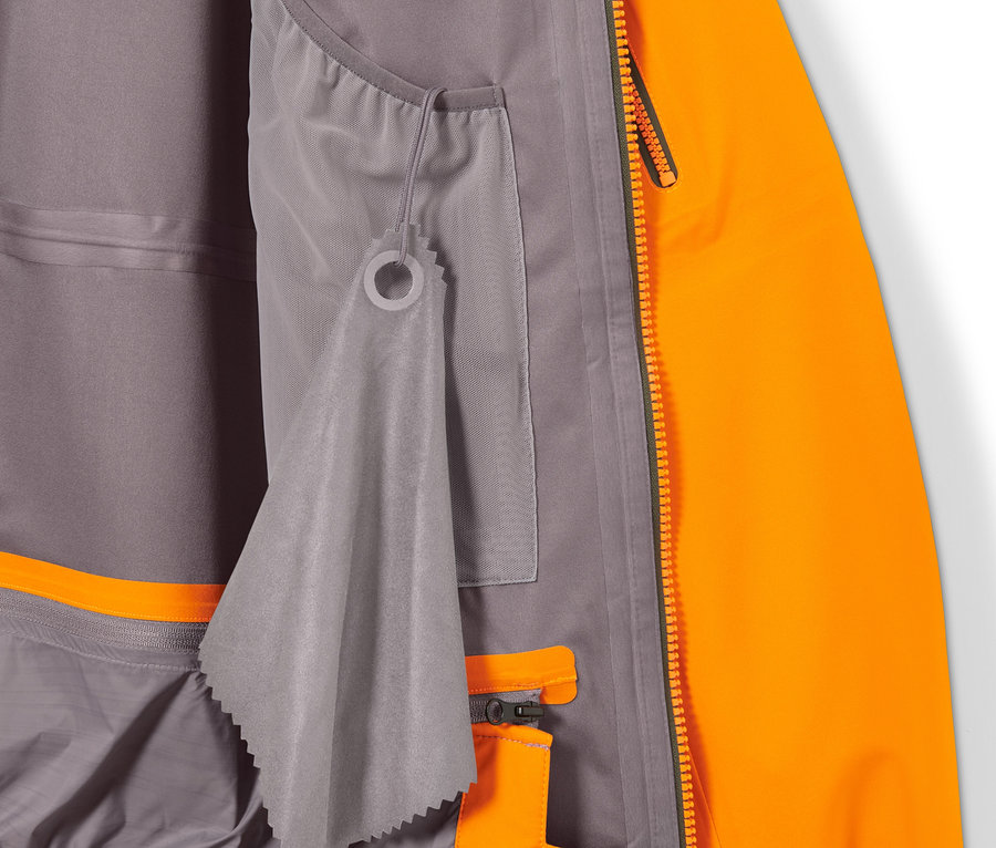 Detailansicht des Inneren einer Hardshell-Skijacke mit Innentaschen und Brillenputztuch.