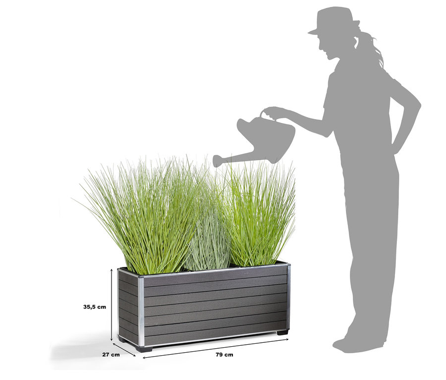 Silhouette einer Person, die Pflanzen in einem anthrazitfarbenen WPC-Pflanzgefäß mit 3 Kunststoffeinsätzen, Breite ca. 80 cm, gießt.