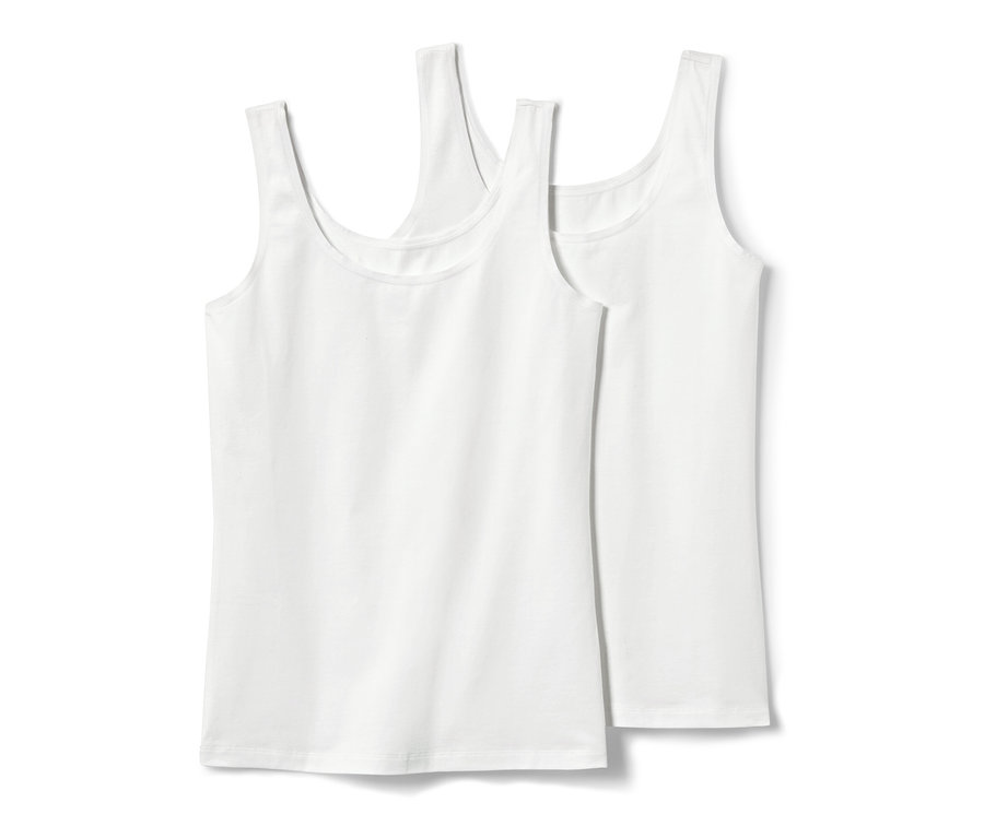 Zwei weiße Hemdchen, 2 Stück, liegen übereinander.