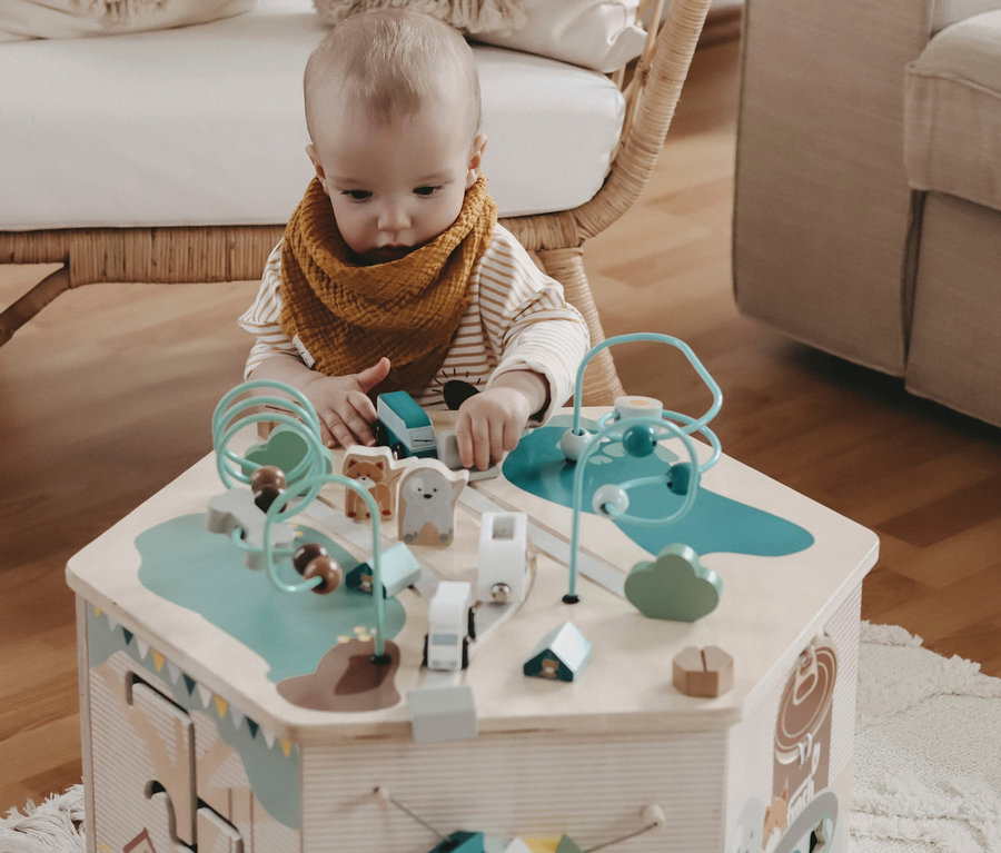 Baby spielt mit small foot Motorikwürfel XXL »Haustiere«.