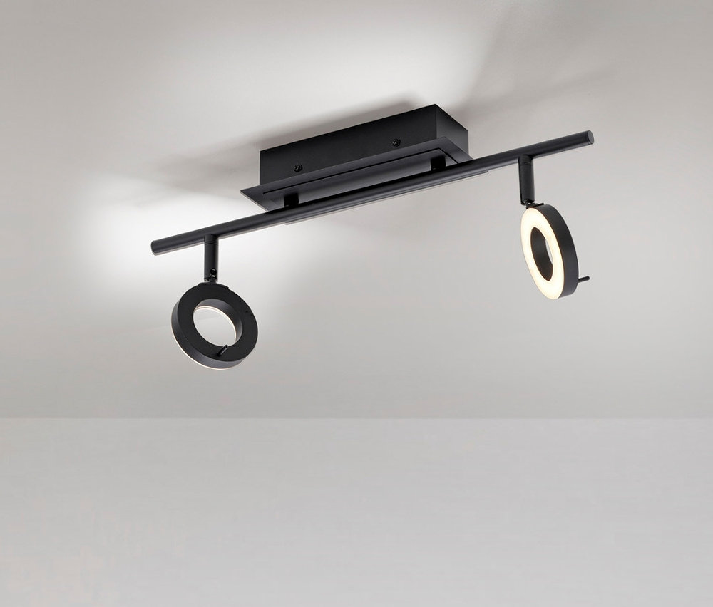 Badezimmer mit Spiegel über zwei Waschbecken und Paul Neuhaus LED-Deckenleuchte Sileda.