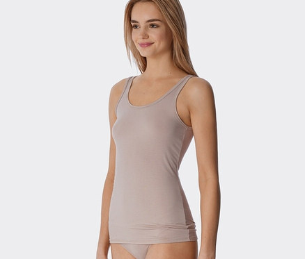 Frau trägt 2 SCHIESSER Trägertops mit Modal, sandfarben, Streifen.