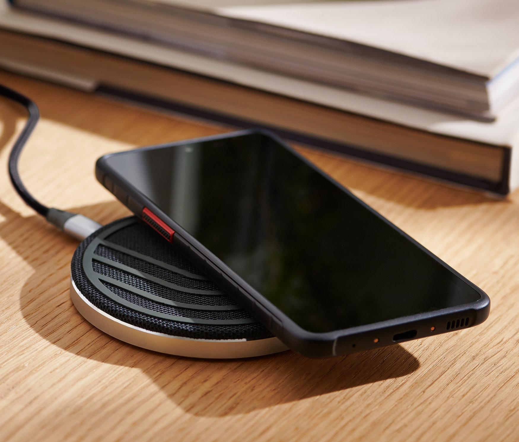 Handy liegt auf einer kabellosen Ladestation.