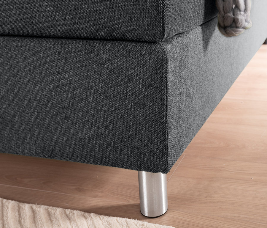 Detailansicht eines Eckteils eines dunkelgrauen Familienbettes (ca. 240 x 200 cm) mit Metallfüßen.