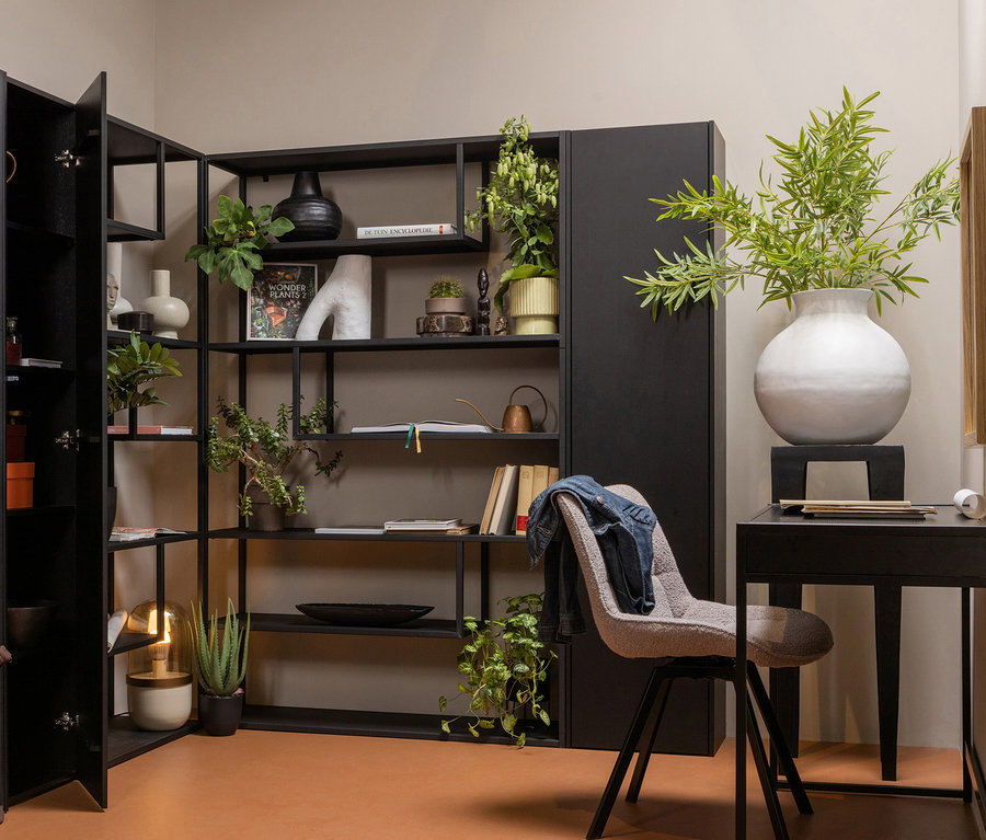 Schwarzes Woood Regal »Teun« in einem Raum mit Pflanzen und Dekorationen.