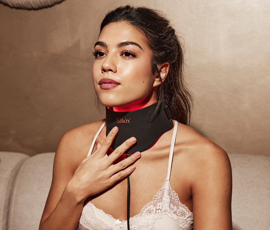 Frau verwendet Silk'n Dual-LED-Set Gesichts- und Halsmaske.