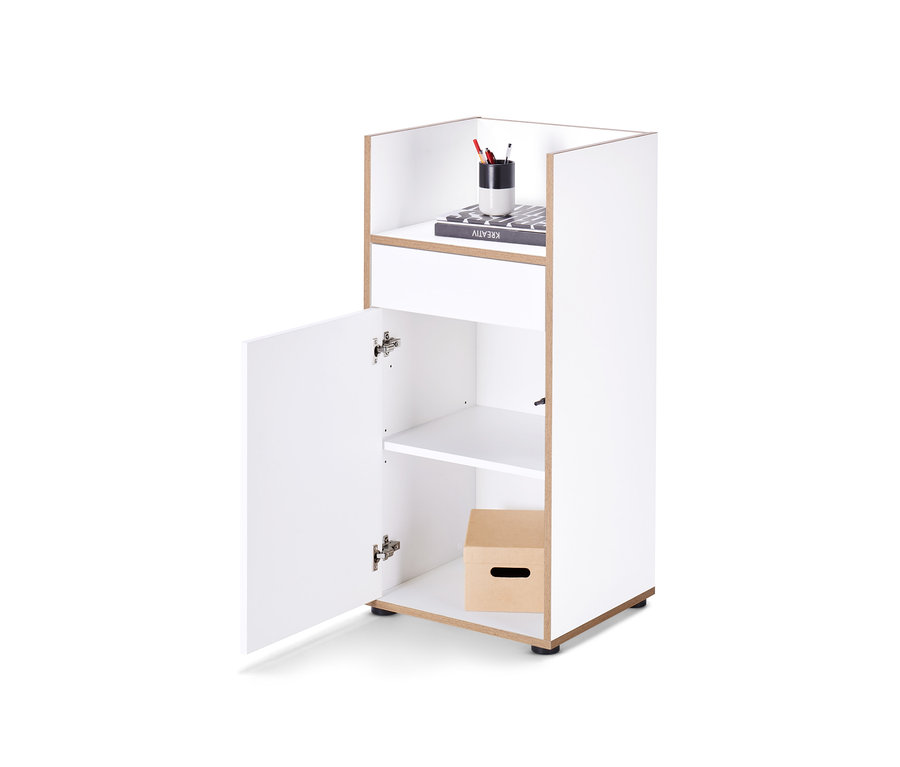 Ein offener, kleiner Büroschrank mit Furnierkante. Oben liegen ein Buch und ein Stiftehalter.