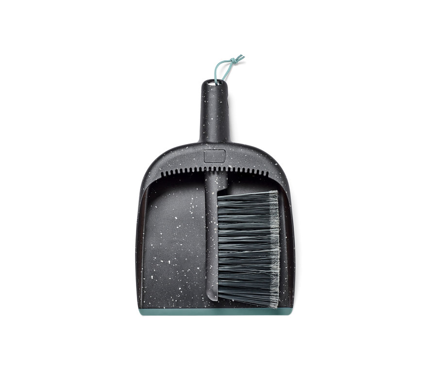 Ein Handkehrer und eine Schaufel in Schwarz.